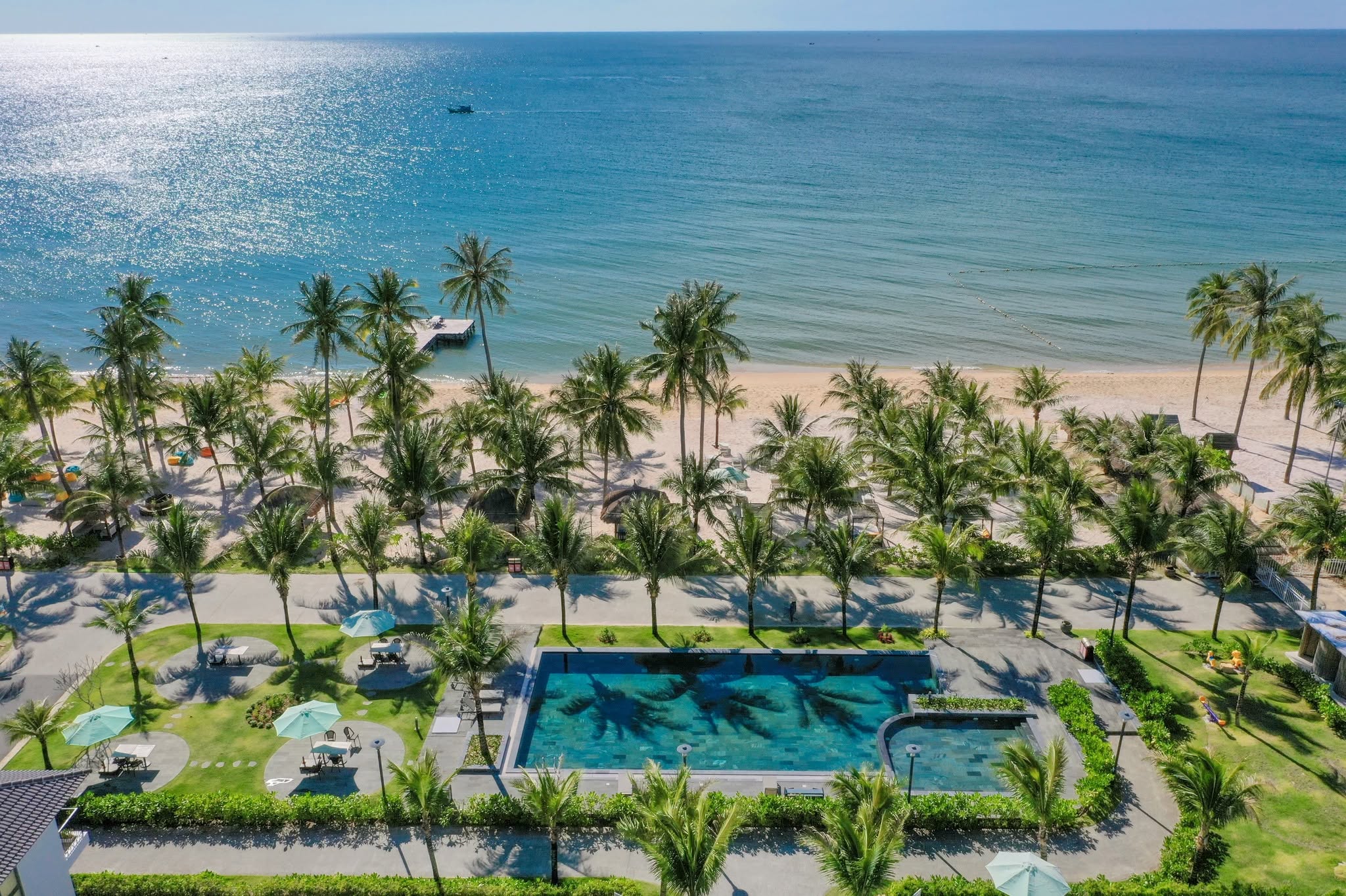 ho-boi-aqua-pool-view-bien-andochine-phu-quoc.jpg