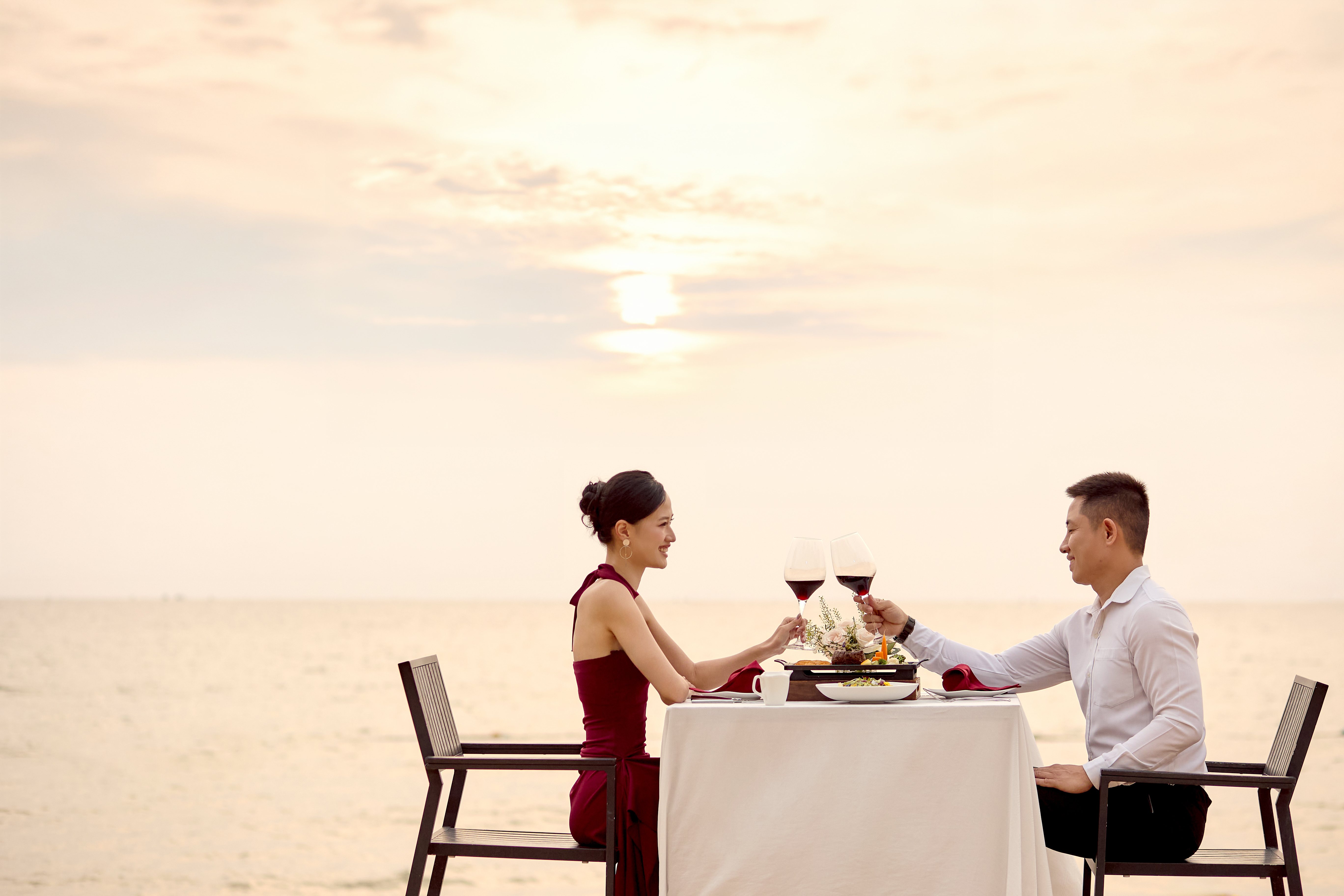 tiec-toi-lang-man-ben-bien-andochine-phu-quoc.jpg